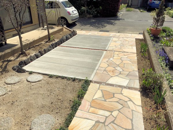 家族の成長に合わせた駐車スペースの増設。