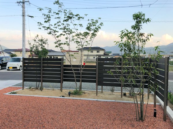 フェンスと樹木で仕切ったガーデン。