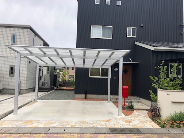 北面道路のファサード。