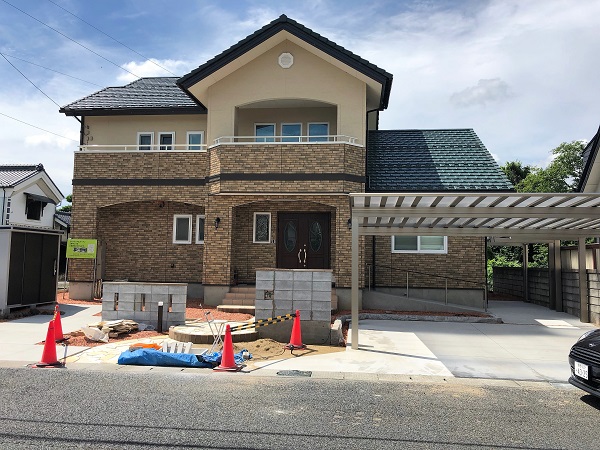 素敵なファサードと、裸足で駆け回る芝庭。