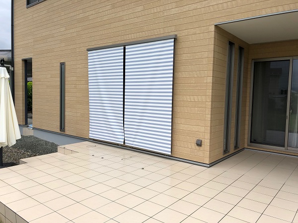 人工芝とタイルテラスのガーデン。