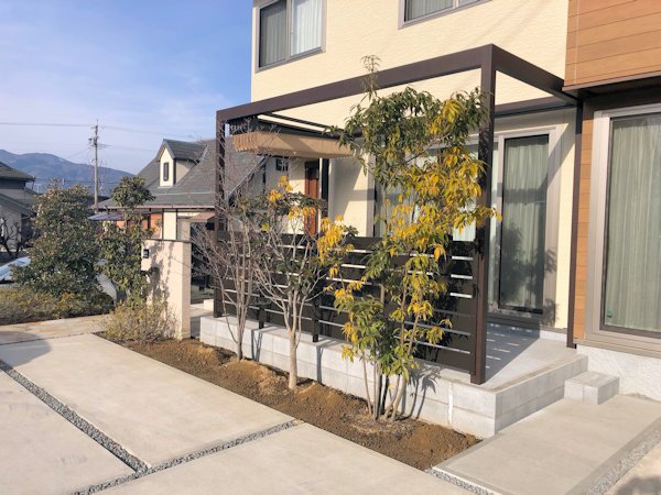 お庭で過ごすための、独立オーニング。