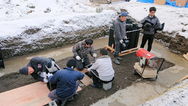 新展示場工事⑧　いよいよプールの施工です。