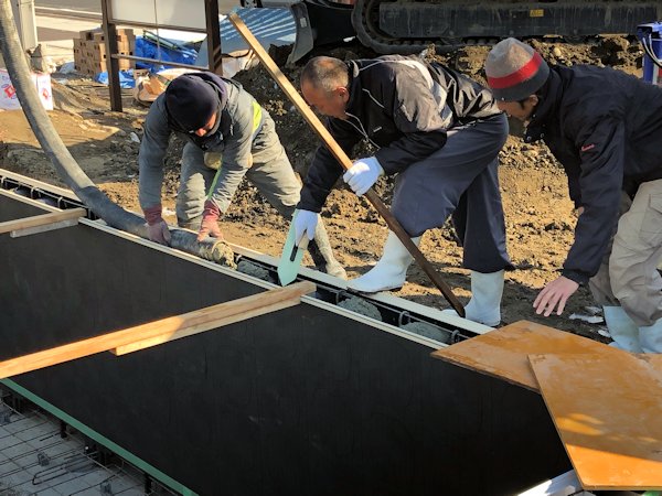 新展示場工事⑨　プールとデザインゲート。