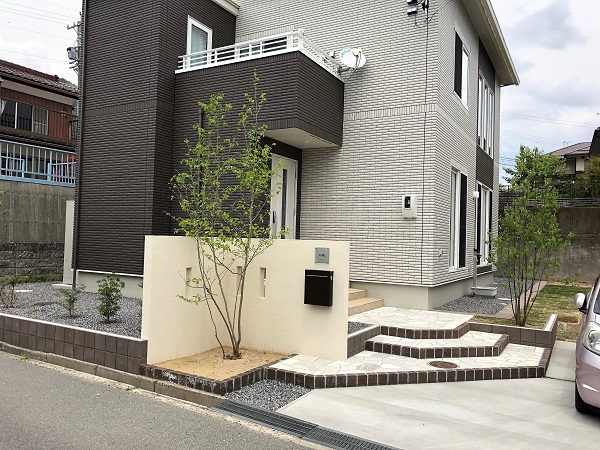 住宅のカラーと調和したファサード。