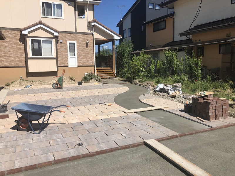 南欧風ファサードとロートアイアン。