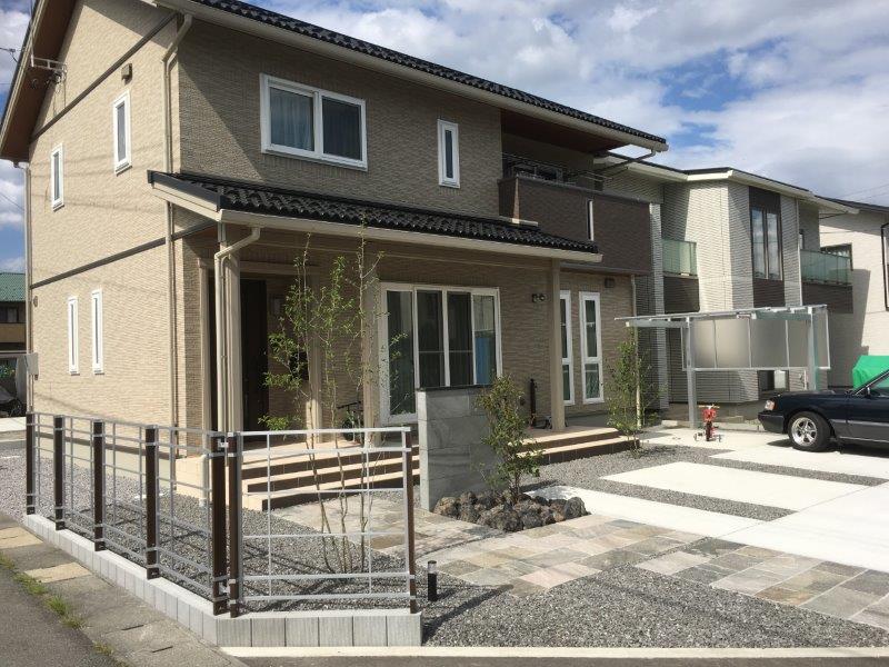 天然石の平板を使用したアプローチ