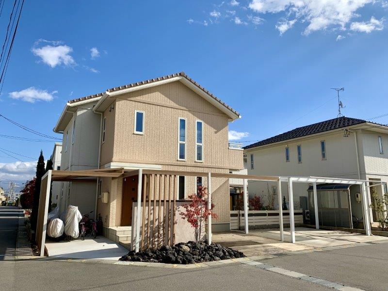 浅間石とアーチフレームのファサードデザイン