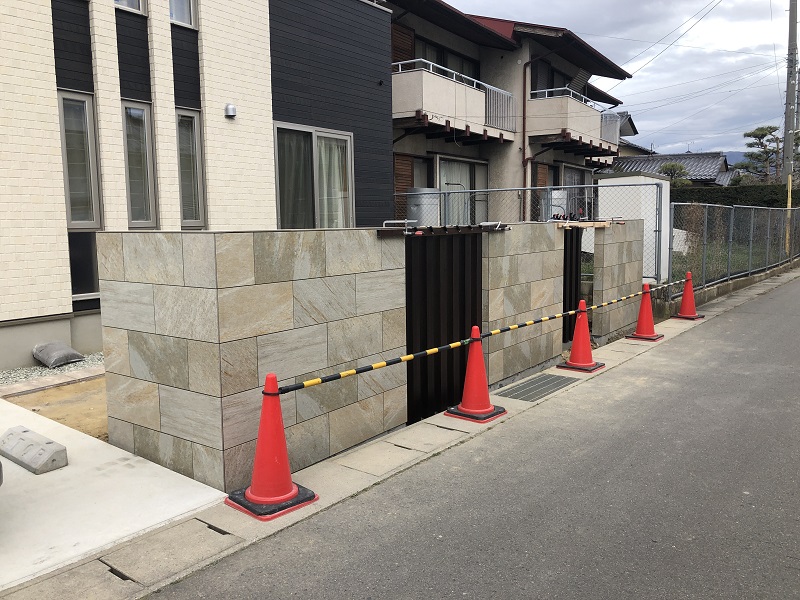 タイルのウォールとプラスＧの玄関屋根。