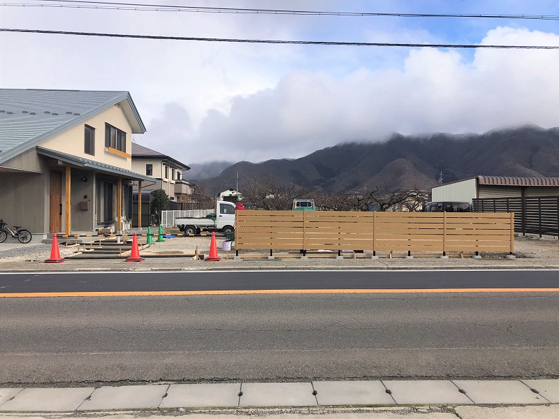 欧風石畳と枕木のアプローチ。