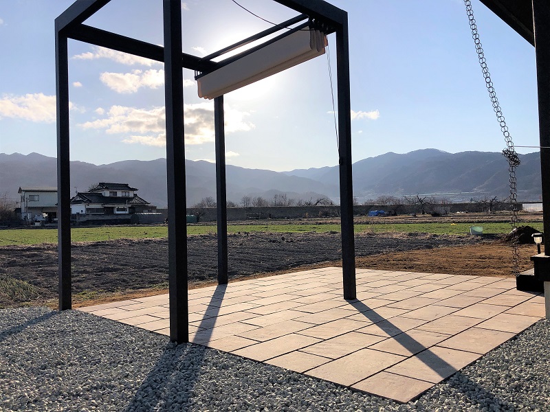 独立オーニングと木製のスロープ。