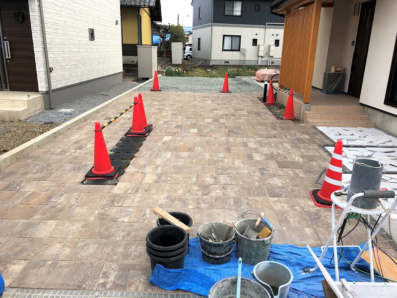 広い敷地の、ローメンテナンスなガーデン＆エクステリア。