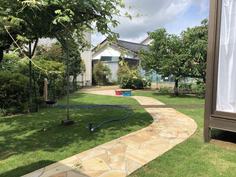 天然石張りの園路と天然芝のガーデン。