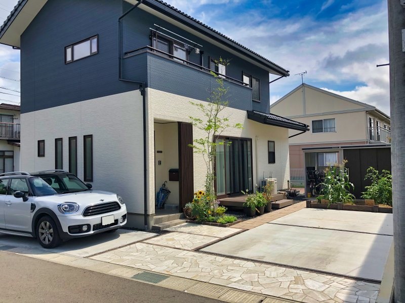 ホワイトとダークブラウンのシンプルなファサード。