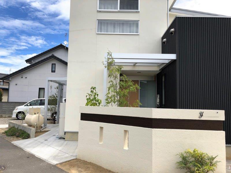 プラスＧで作る玄関屋根。