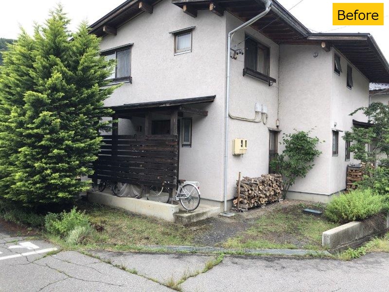 天然木製の薪棚、ウッドデッキ、自転車置場。