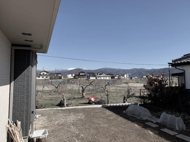 自然石で統一感を出したファサードデザイン