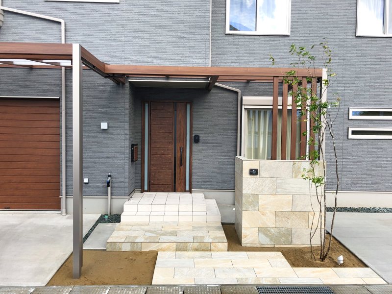 プラスＧで作る、玄関とガレージの屋根。