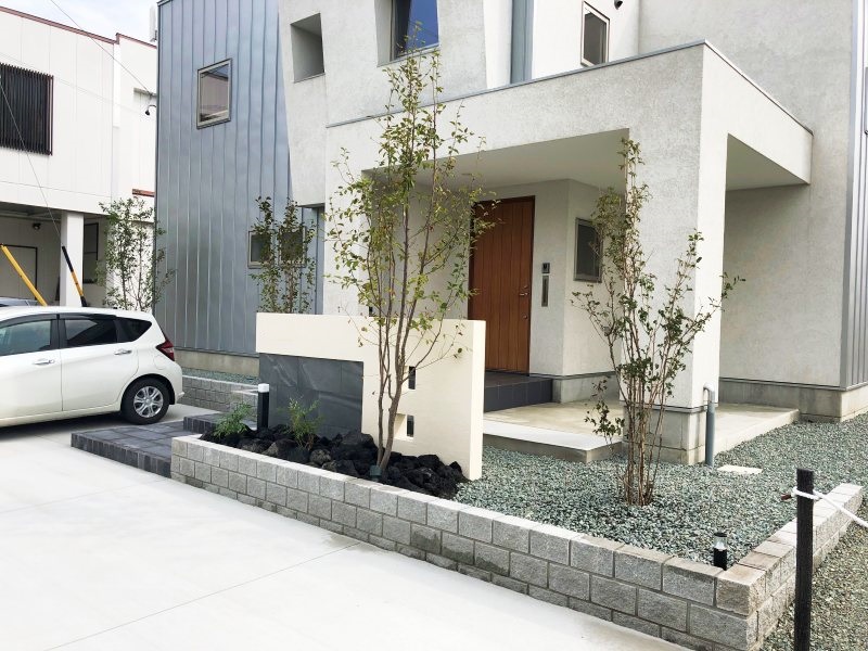 スタイリッシュな住宅の、高級感のあるファサード。