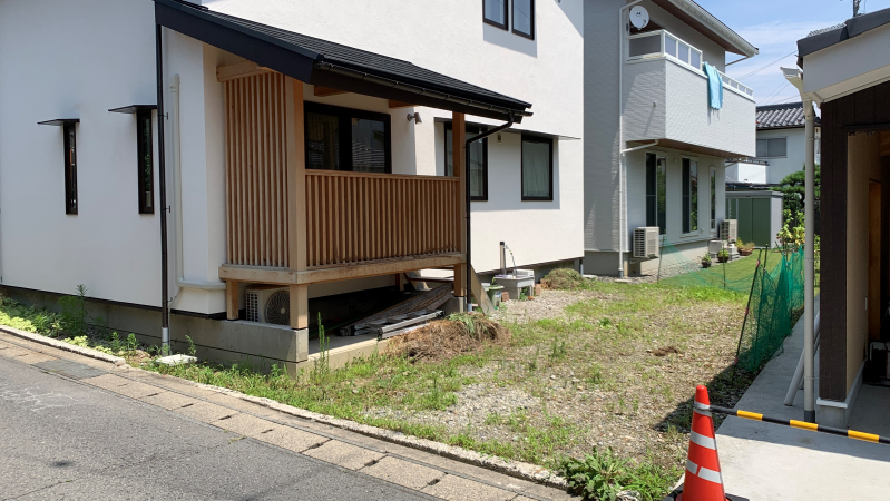 天然石の乱張り施工中