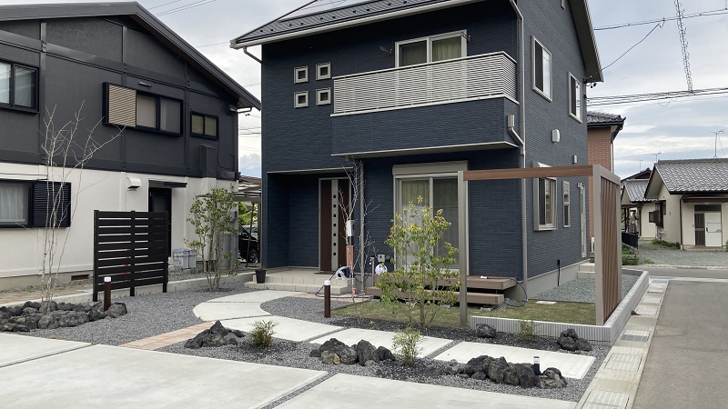 モダンな雰囲気を作るファサード空間。