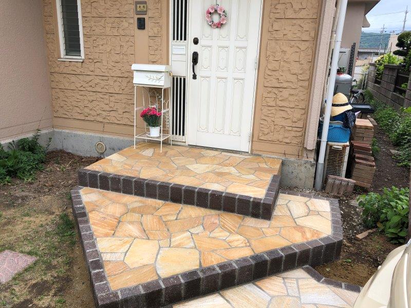 ちょっとした工夫で素敵なアプローチに。