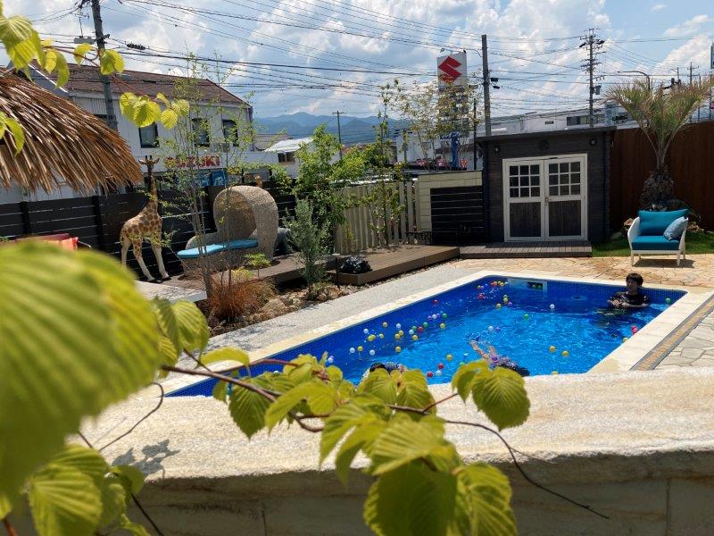 プールに入って夏を乗り切ろう！！