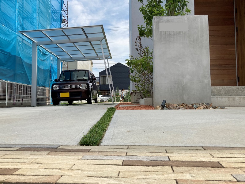 ヘキサゴン形状のタイルとシェードの、テラス空間。