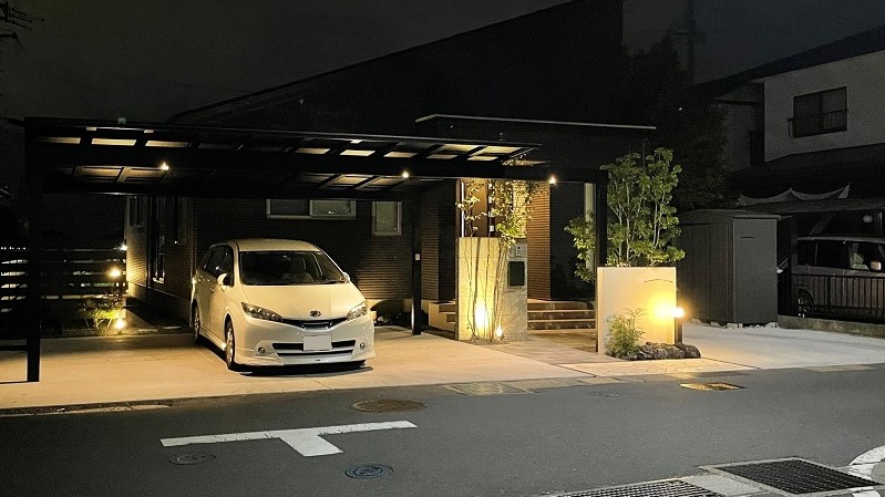 スタイリッシュな住宅のナイトシーン。