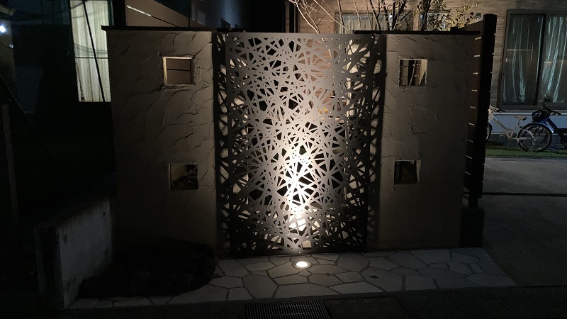 陰影を楽しむファサード。