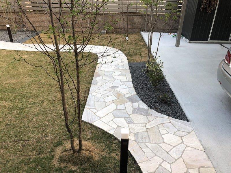 芝のガーデンを回遊する園路。