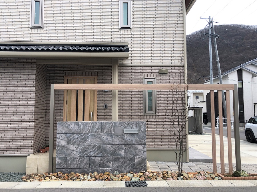 クールな印象のファサードデザイン。