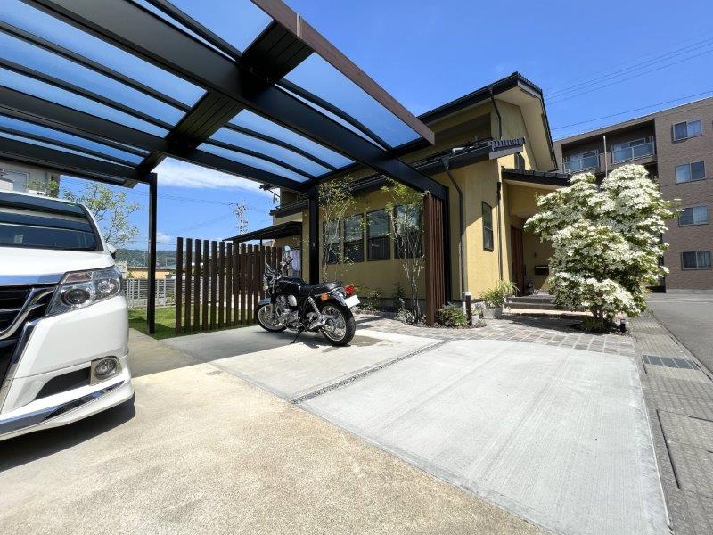 デザイン性と機能性の高いカーポート。