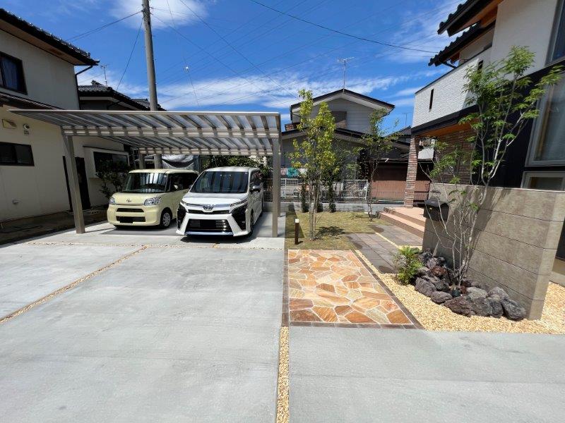 タイル張りの門袖と、ボーダー形状のアプローチ。