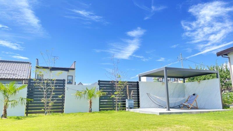 開放的なアウトドアリビング空間。