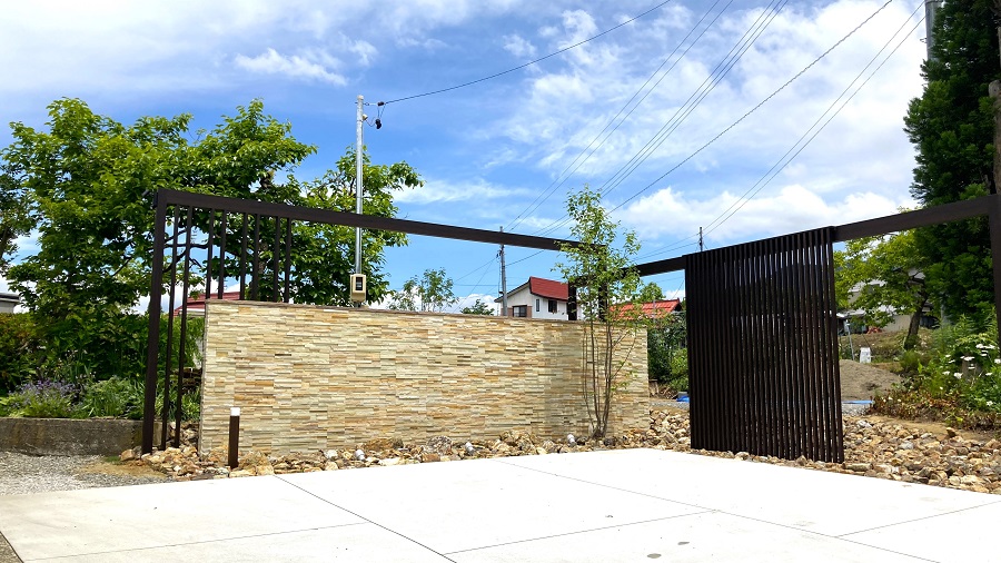 素材にこだわった目隠しのウォール。