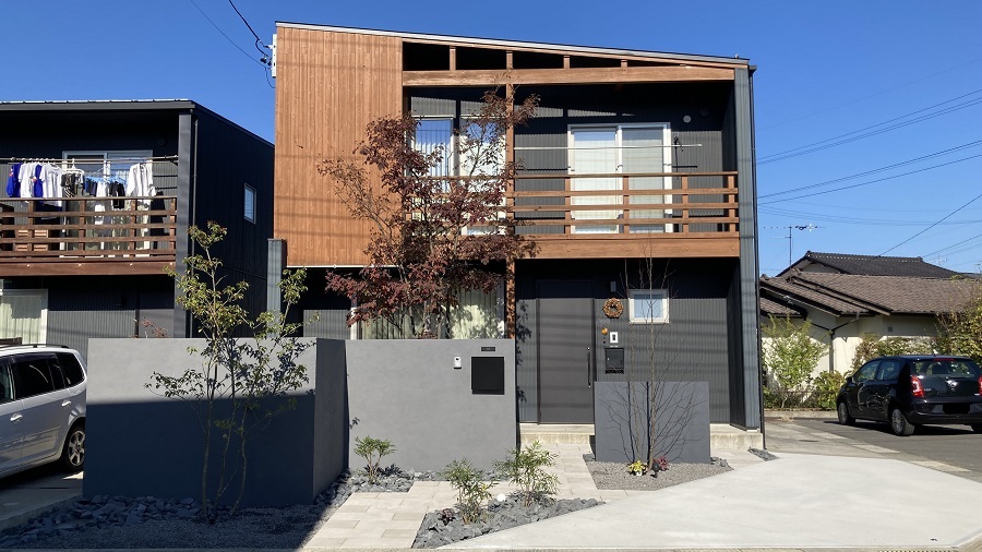 黒を基調としたプライベートガーデン