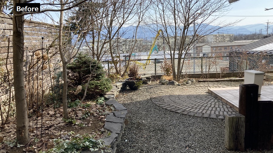 木調を取り入れたモノトーンのガーデン