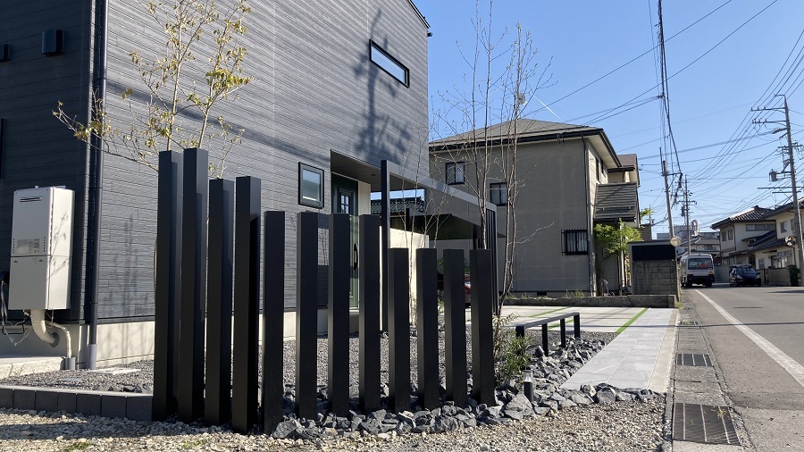 緑がアクセントのシックなファサード