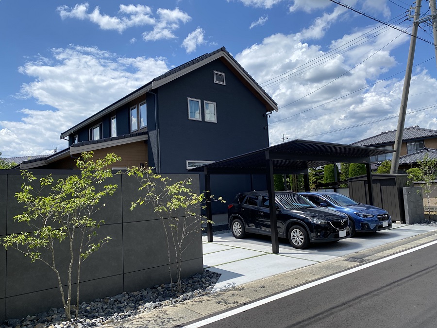 モノトーンのファサードとナチュラルなガーデン