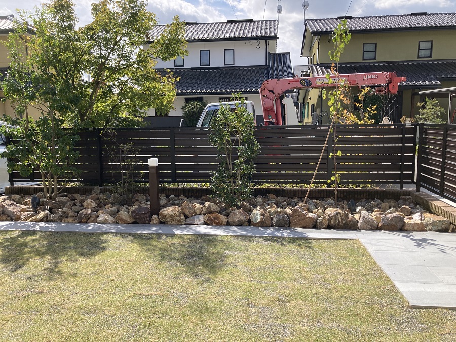 木調フェンスと天然芝のガーデン