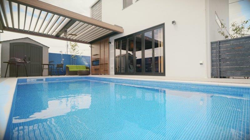 個人住宅のお庭にプール＆サウナ。