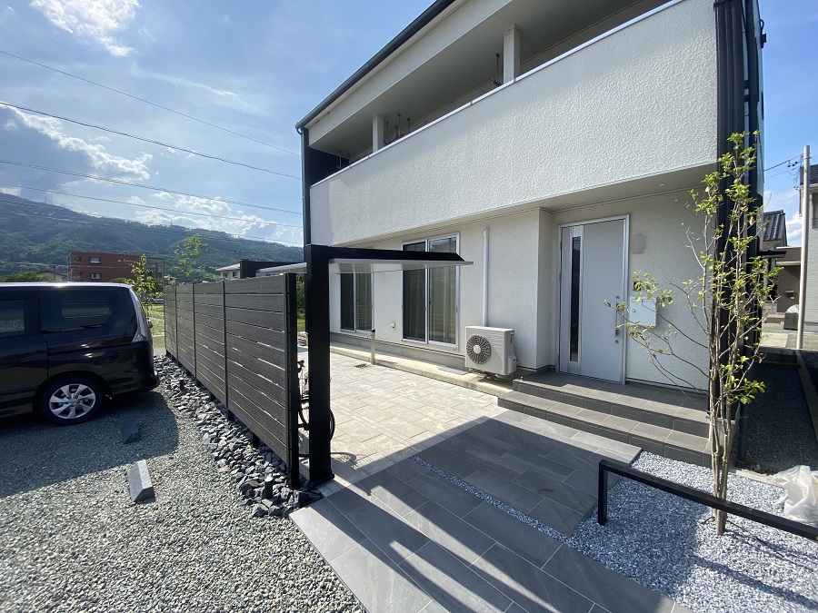 モノトーンで統一されたローメンテナンスガーデン