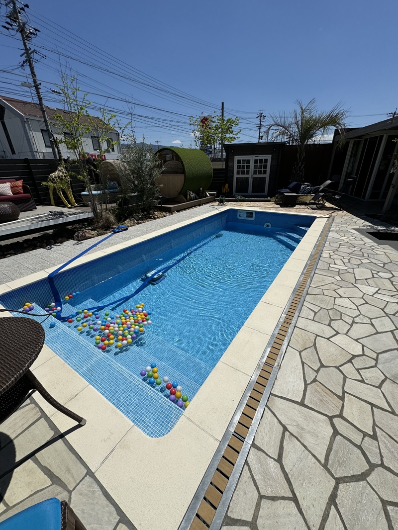 ラジオカー取材＆プールメンテナンス。