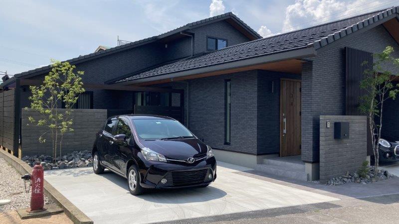 ダークグレーのシックな空間。