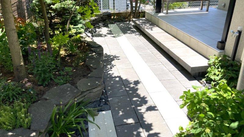 緑に囲まれたテラス空間。