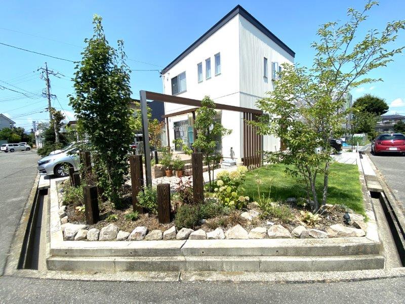 角地に立つ住宅のナチュラルエクステリア。