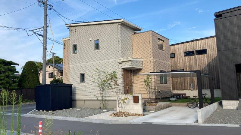 繊細な木々と、自然素材が印象的なファサードデザイン。