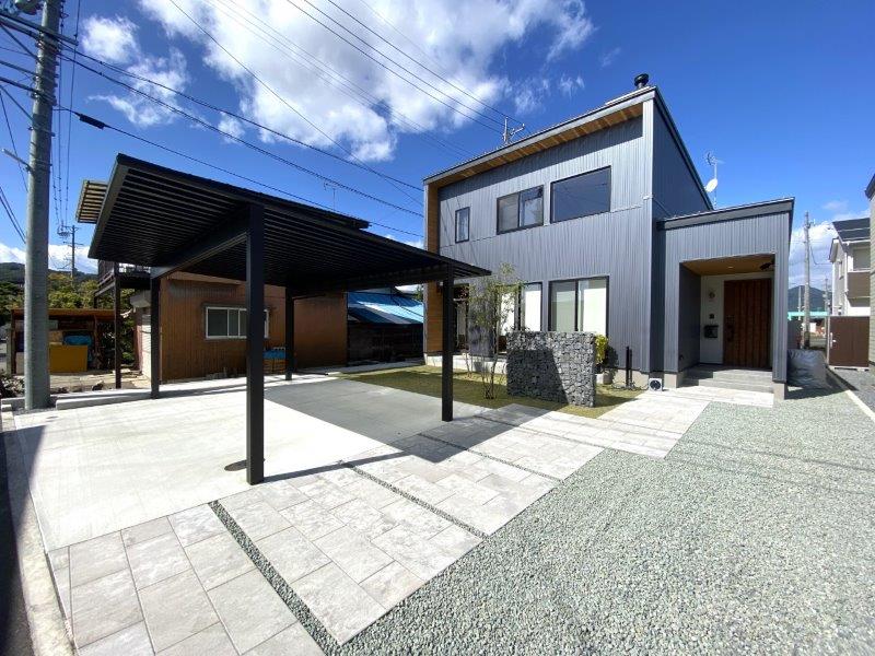 幅を広く取った歩きやすいアプローチ。