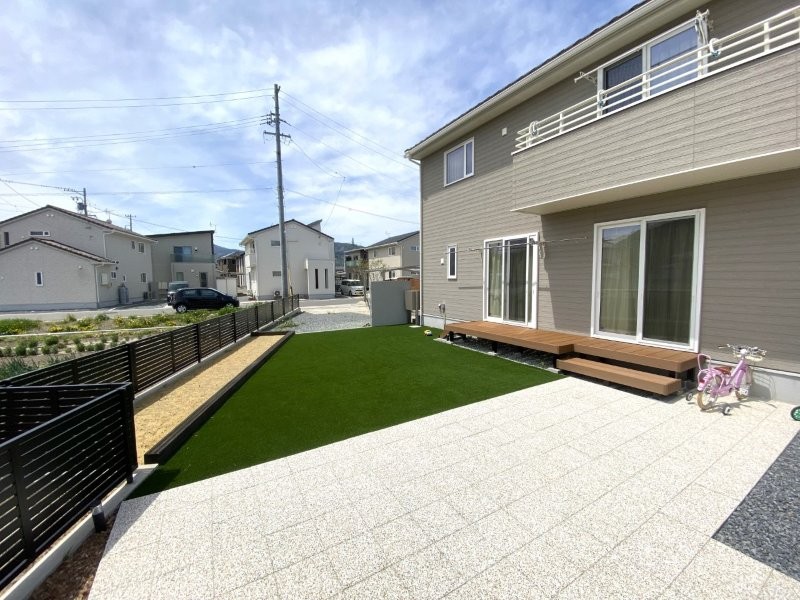 芝の手入れが面倒…人工芝のお庭は手間いらずです！